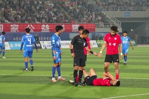 蒙超球員在馬寧面前“演戲”，結(jié)局可想而知。。。