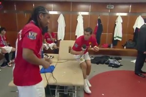 滿滿的回憶啊！16年前的曼聯更衣室，C羅吃著漢堡采訪安德森！