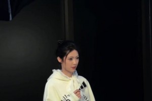 臺(tái)上臺(tái)下都是亮點(diǎn)啊！卓識(shí)參加上海時(shí)裝秀活動(dòng) 走到哪都是風(fēng)景線