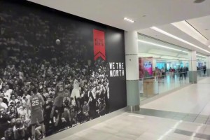 六年了，多倫多的機場墻上依然貼著