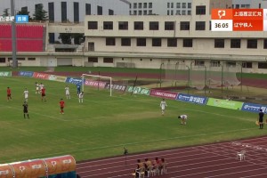 脾氣夠大！中甲球員不滿判罰一腳踢斷角旗桿導致比賽中斷5分鐘