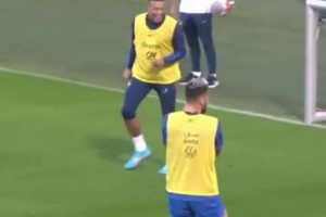 法國隊流暢配合，姆總表示這餅吃得真舒服