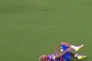 足壇金凱瑞！這位球員的踢球方式真是讓人過目不忘！