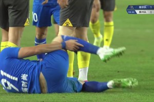 啊這！前中超球員馮伯元蘇超賽場爭搶時擊打對手面部染黃！