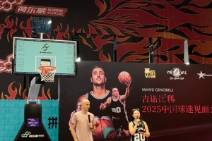 48歲的吉諾比利中國(guó)行活動(dòng)，旁邊的女主持人小姐姐有點(diǎn)好看哦！