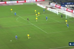 太無私了！蘇超南京球員這一下，若是選擇打門結果是否會更好？