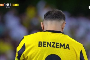 背鍋！本澤馬88分鐘點(diǎn)球被撲錯失絕殺機(jī)會！