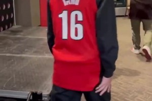 太呆萌了！楊瀚森現在走到哪，都背著這個粉色小書包！