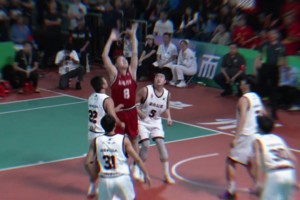 福建晉江8號張鴻基一打五！搶球投籃得分！身法太快了...