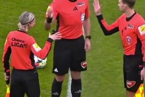 AI！？一女裁判和兩名男裁判嘴唇接觸，有點勁爆啊