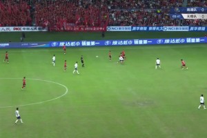 蘇超球員不惜冒受傷風險對腳，央視解說嘉遠贊嘆：雙方真拼啊