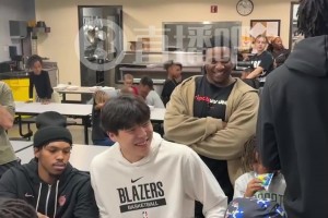 完全融入啦~楊瀚森參加開拓者社區(qū)活動，笑得很開心啊