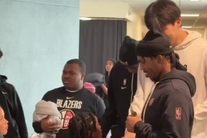 很受喜愛啊楊瀚森參與開拓者社區(qū)活動，與小球迷握手互動~