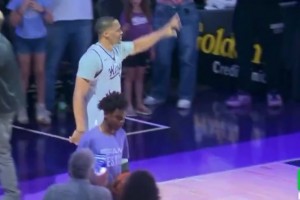 威少現身國王球迷日，心情看起來相當不錯哦