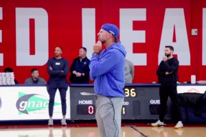 在湖人曾是冠軍教頭！獨行俠內(nèi)部訓(xùn)練，助教沃格爾發(fā)表講話