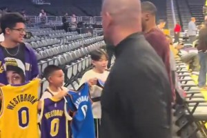 啊這！威少給小球迷簽了雷霆和火箭球衣，略過了湖人球衣