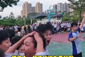 這哪里是投進超遠三分？這是能讓自己吹一輩子的素材！