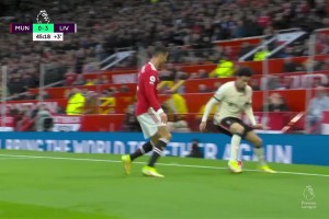 雙紅會回顧：C羅怒踢瓊斯引發(fā)沖突，曼聯(lián)災(zāi)難性的夜晚！