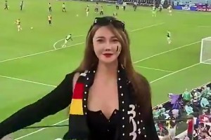 場(chǎng)邊的比利時(shí)美女球迷實(shí)在太養(yǎng)眼了~真吸引人