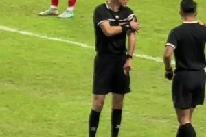 厲害了！實拍：蘇超半決賽南通vs無錫主裁判為中超名哨麥麥提江