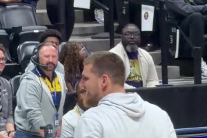 在球迷一片“MVP”的呼喊聲中，約基奇給大家表演了一記勉扣