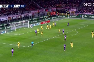 佛羅倫薩1-0領先！米蘭禁區內亂戰，戈森斯將球擋進球門