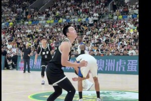 忍不住笑了！胡明軒想要分球外線，結果直接砸對手腦袋上