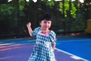 拖鞋小妹妹搶斷一條龍上籃，這球感能否勝過99%吧友？