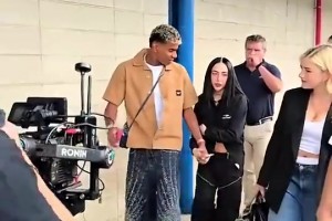 形影不離！亞馬爾帶女友現(xiàn)身國王聯(lián)賽，球迷擔(dān)心小孩哥被榨干