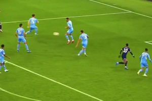 這慶祝動作太帥了！名場面：姆巴佩射門讓門將防不勝防！