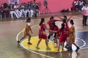 女籃比賽驚現(xiàn)四保一戰(zhàn)術(shù)，這真的不是移動(dòng)擋拆嗎