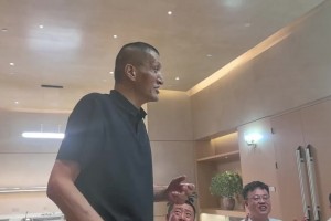 劉玉棟曬和巴特爾、鞏曉彬等老一輩球星大聲歌唱：男人間的快樂~