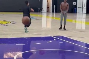 湖人新秀迪耶羅進行恢復訓練，他還將等待幾個星期進行復查