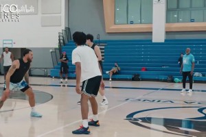 與隊友組隊出戰(zhàn)！楊瀚森在訓(xùn)練師球局的攻防集錦！越來越好了！