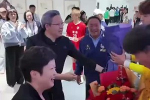 功臣！南通市委書記蘇超半決賽賽后給南通隊兩位門將送上鮮花?
