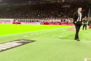 萊奧罰點時，阿萊格里背向球場踱步，球罰進后也很淡定