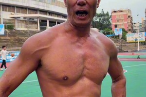 人稱白眉戰(zhàn)神！60多歲大爺一身肌肉酷愛打籃球