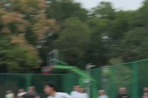 帥哥加一隊(duì)！4位女生組隊(duì)打半場3v3 看著水平還行啊