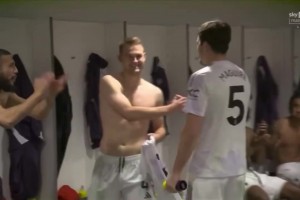 取勝功臣！馬奎爾接受采訪后回到更衣室，隊友拍頭+鼓掌歡迎