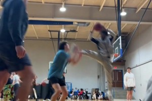 外國野球場驚現(xiàn)佛山無影腳，難道功夫籃球真的有搞頭？