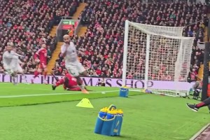 絕殺點(diǎn)球被撲，反遭絕殺！網(wǎng)友：如此澳假，怎能不愛