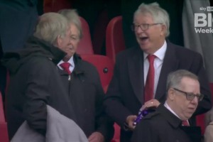 老小孩弗格森爵士和達格利什爵士在分享零食