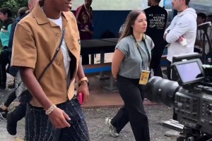 亞馬爾帶著女友現身國王聯賽，剛才有人說他女朋友像帶假發的福登