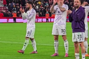 客場贏下雙紅會！紅魔球員與球迷一起分享勝利的喜悅