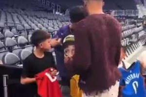 網傳威少沒在湖人球衣簽名？其實有后續！威少簽了腕帶送給湖蜜