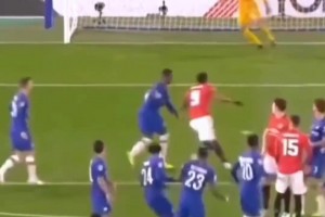 這就是足球的美妙吧！皮球在空中劃出一道漂亮的弧線！