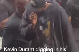 這味兒挺足！杜蘭特摳完鼻子后給球迷一個大力擊掌