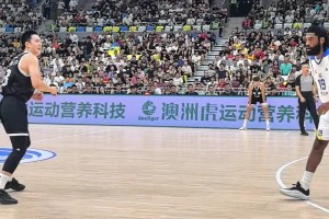 胡明軒有點(diǎn)不情愿的傳球給趙睿，沒想到趙睿一個(gè)變向直接得分