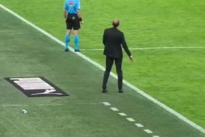 球迷實拍！阿萊格里在場邊呼叫球員登場