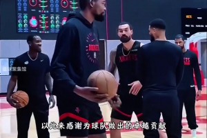 庫里在沉球時(shí)有時(shí)右手搓球調(diào)整，調(diào)整為投籃持球手型